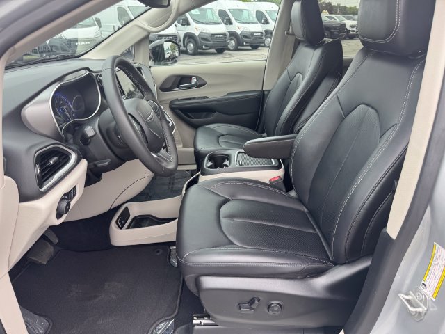 Certified 2024 Chrysler Pacifica Touring-L FWD image 22