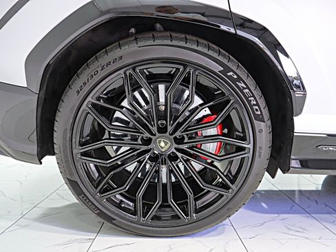 Used 2025 Lamborghini Urus SE AWD/4WD image 46