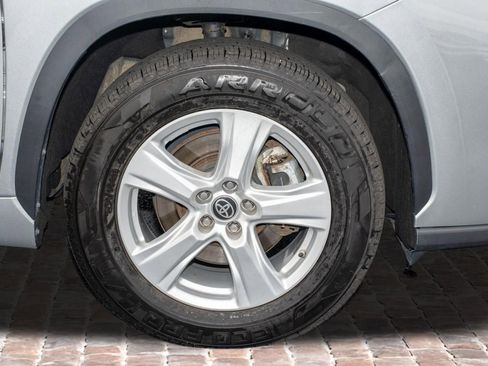 Used 2023 Toyota Highlander LE image 41