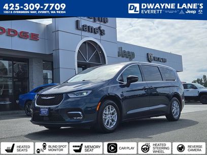 Used 2025 Chrysler Pacifica Select