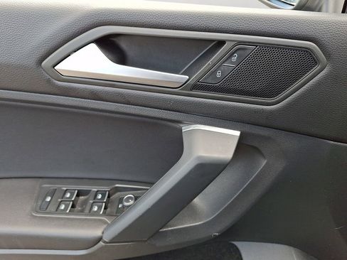 Used 2019 Volkswagen Tiguan SE w/ Panoramic Sunroof Package AWD/4WD image 13