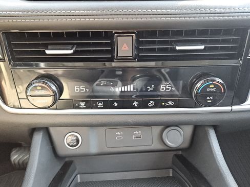 Used 2023 Nissan Rogue SV FWD image 10