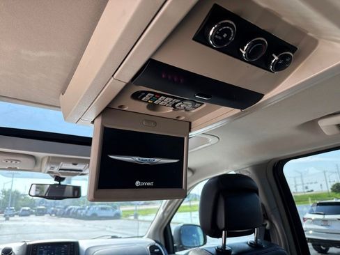 Used 2016 Chrysler Town & Country Touring-L FWD image 8