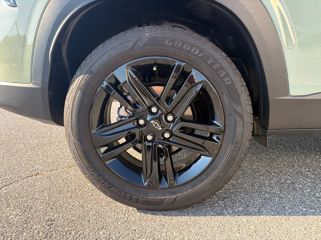 Used 2025 Chevrolet Trax ACTIV w/ Sunroof Package FWD image 17
