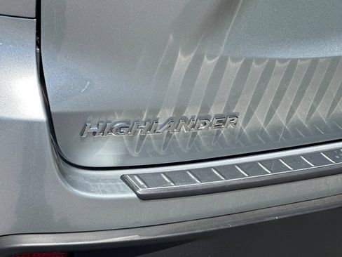 Used 2018 Toyota Highlander SE FWD image 38