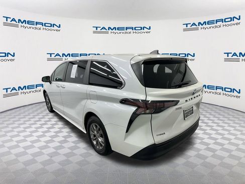 Used 2023 Toyota Sienna XLE FWD image 3
