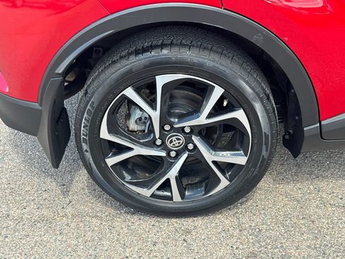 Used 2021 Toyota C-HR XLE FWD image 40