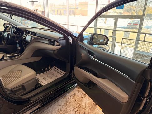 Used 2019 Toyota Camry SE image 17