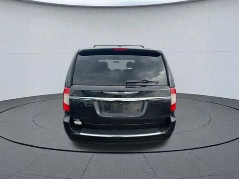 Used 2011 Chrysler Town & Country Touring FWD image 4