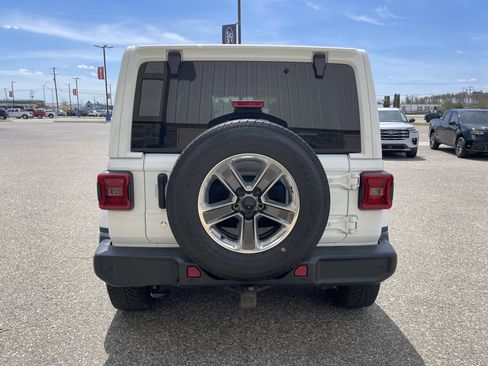 Used 2018 Jeep Wrangler Unlimited Sahara w/ Uconnect 4C Nav & Sound Group AWD/4WD image 5