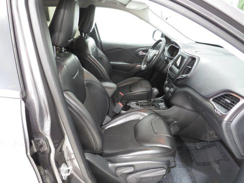 Used 2019 Jeep Cherokee Latitude Plus FWD image 10