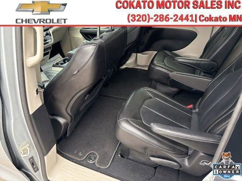 Used 2023 Chrysler Pacifica Touring-L FWD image 11