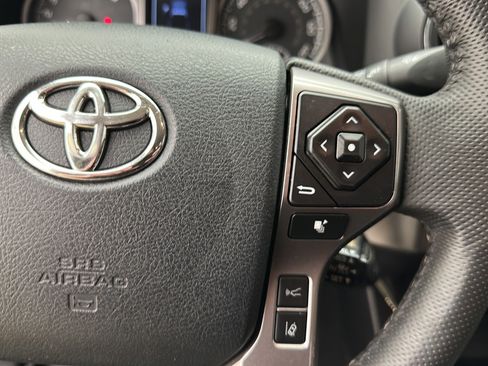 Used 2018 Toyota Tacoma SR5 AWD/4WD image 20