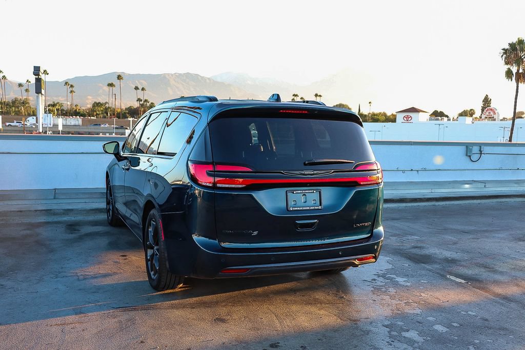 Used 2025 Chrysler Pacifica Limited FWD image 7