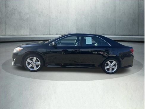 Used 2014 Toyota Camry SE w/ Moonroof Package FWD image 2