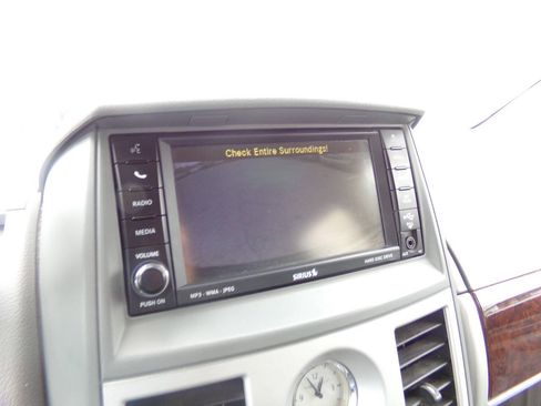 Used 2010 Chrysler Town & Country Touring FWD image 12