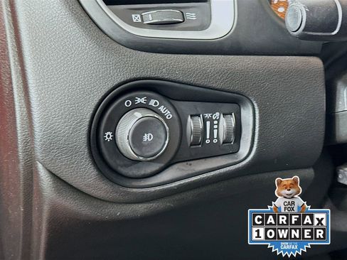 Used 2019 Jeep Renegade Latitude w/ Popular Equipment Group image 11