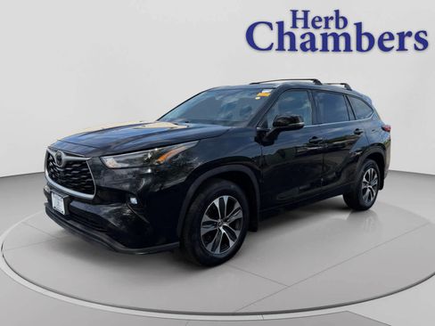 Used 2022 Toyota Highlander XLE AWD/4WD image 11