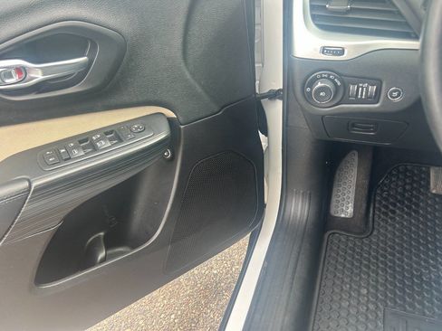 Used 2016 Jeep Cherokee Latitude w/ Comfort/Convenience Group AWD/4WD image 3