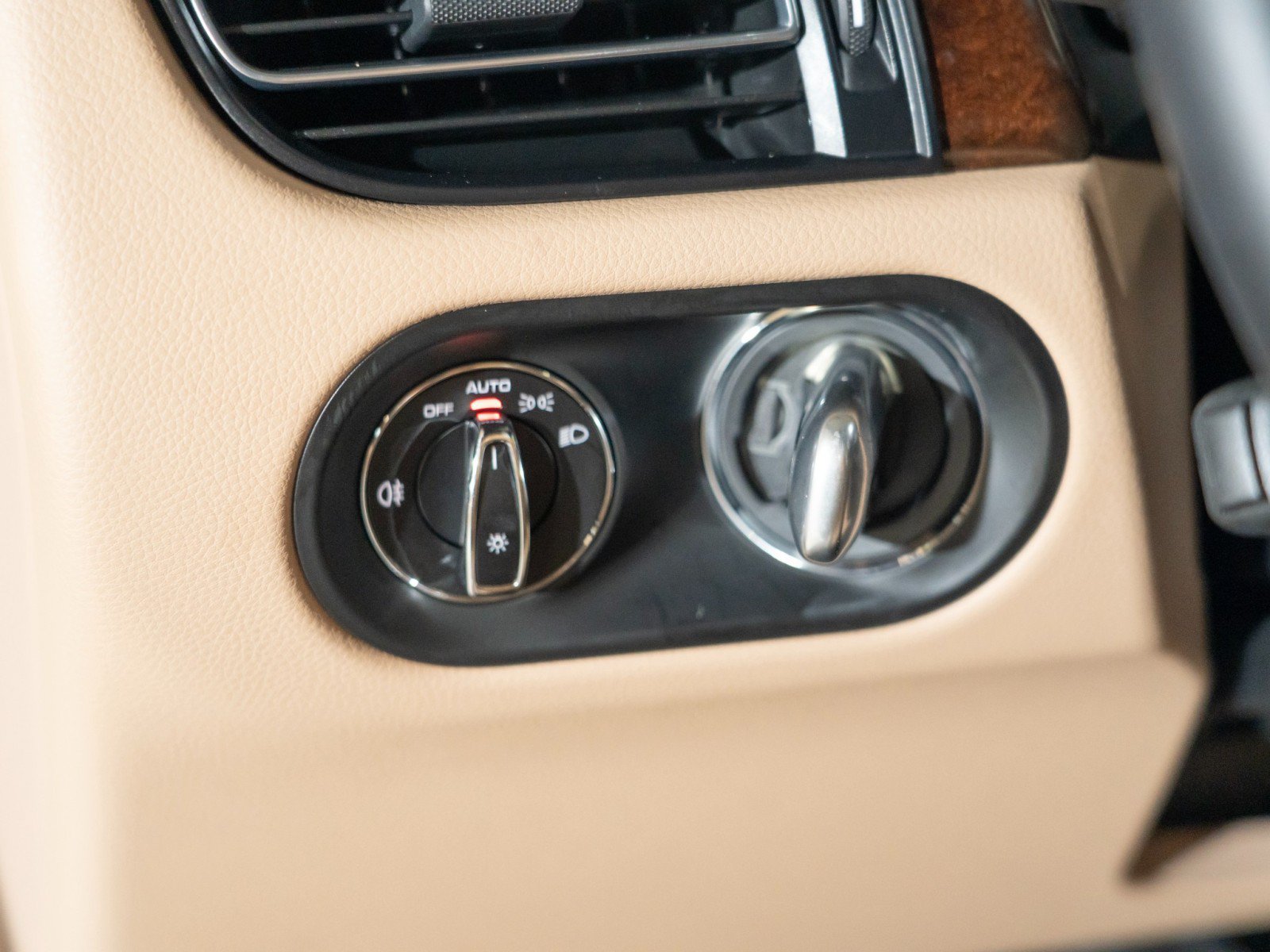 Certified 2023 Porsche Macan AWD/4WD image 23