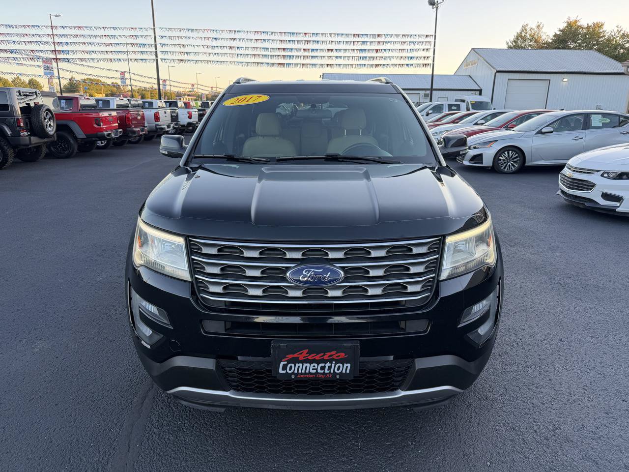 Used 2017 Ford Explorer XLT AWD/4WD image 9