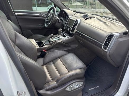 Used 2016 Porsche Cayenne Turbo AWD/4WD image 10