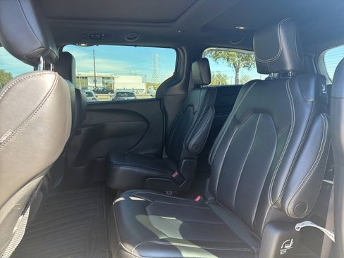 Used 2023 Chrysler Pacifica Touring-L w/ S Appearance Package image 10