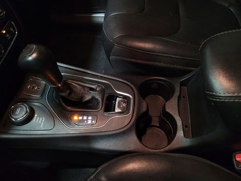 Used 2019 Jeep Cherokee Limited image 26