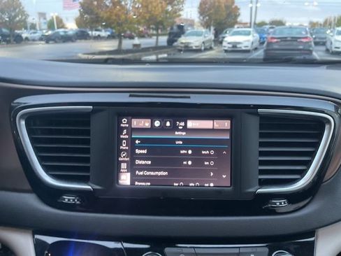 Used 2022 Chrysler Voyager LX image 23