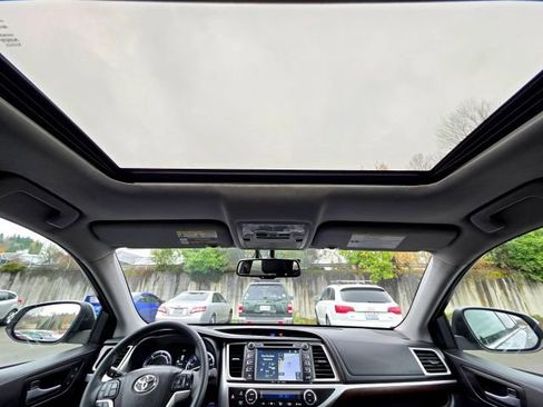 Used 2016 Toyota Highlander Limited Platinum image 23