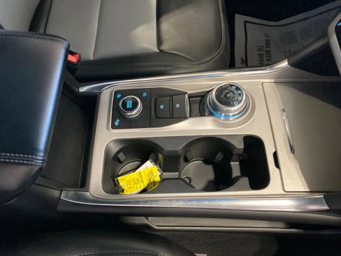 Used 2022 Ford Explorer XLT w/ Equipment Group 202A image 5