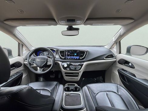 Used 2023 Chrysler Pacifica Touring-L image 9