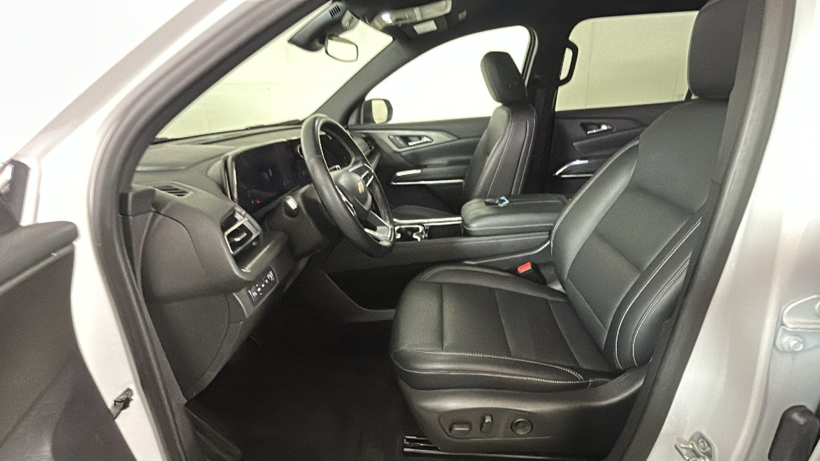 Used 2025 Chevrolet Traverse LT AWD/4WD image 13