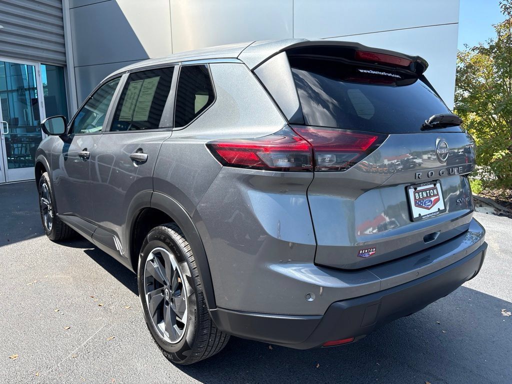 Used 2024 Nissan Rogue SV AWD/4WD image 4