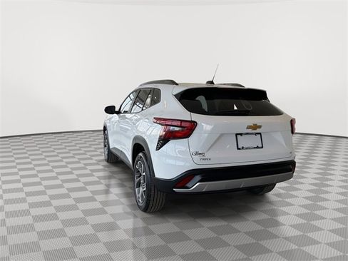 Certified 2025 Chevrolet Trax LT w/ LT Convenience Package image 8