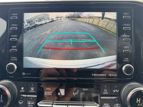 Used 2022 Toyota Highlander XLE image 25