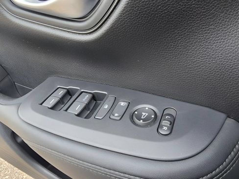 Used 2025 Honda HR-V LX image 17