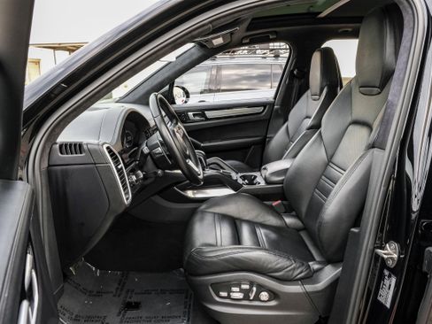 Used 2019 Porsche Cayenne Turbo image 3