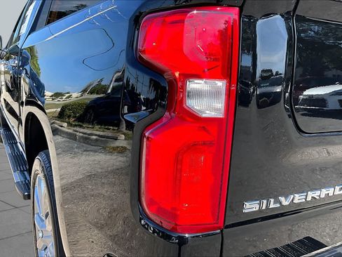 Used 2024 Chevrolet Silverado 1500 High Country w/ High Country Premium Package AWD/4WD image 29