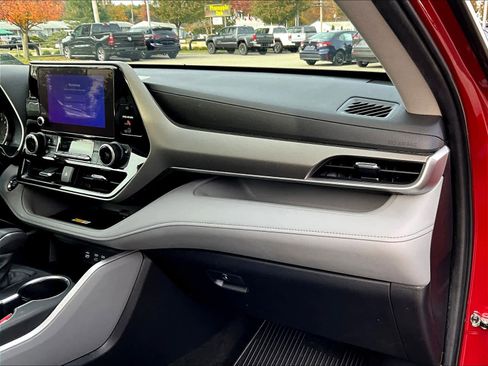 Used 2023 Toyota Highlander XLE image 13