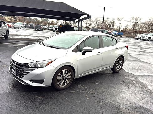 Used 2023 Nissan Versa SV image 2