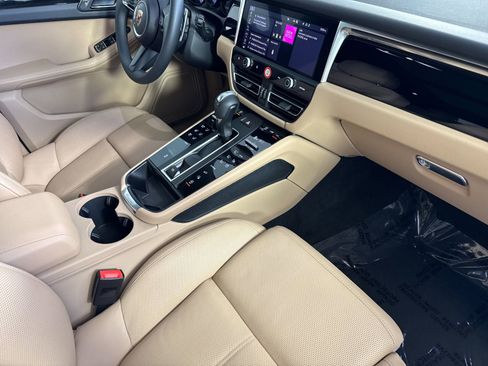 Certified 2025 Porsche Macan image 18