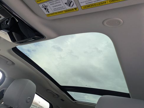 Certified 2025 Land Rover Range Rover Velar S image 23