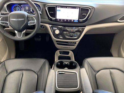 Used 2024 Chrysler Pacifica Touring-L FWD image 7