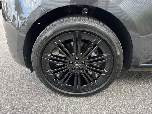 Certified 2025 Land Rover Range Rover SE image 10