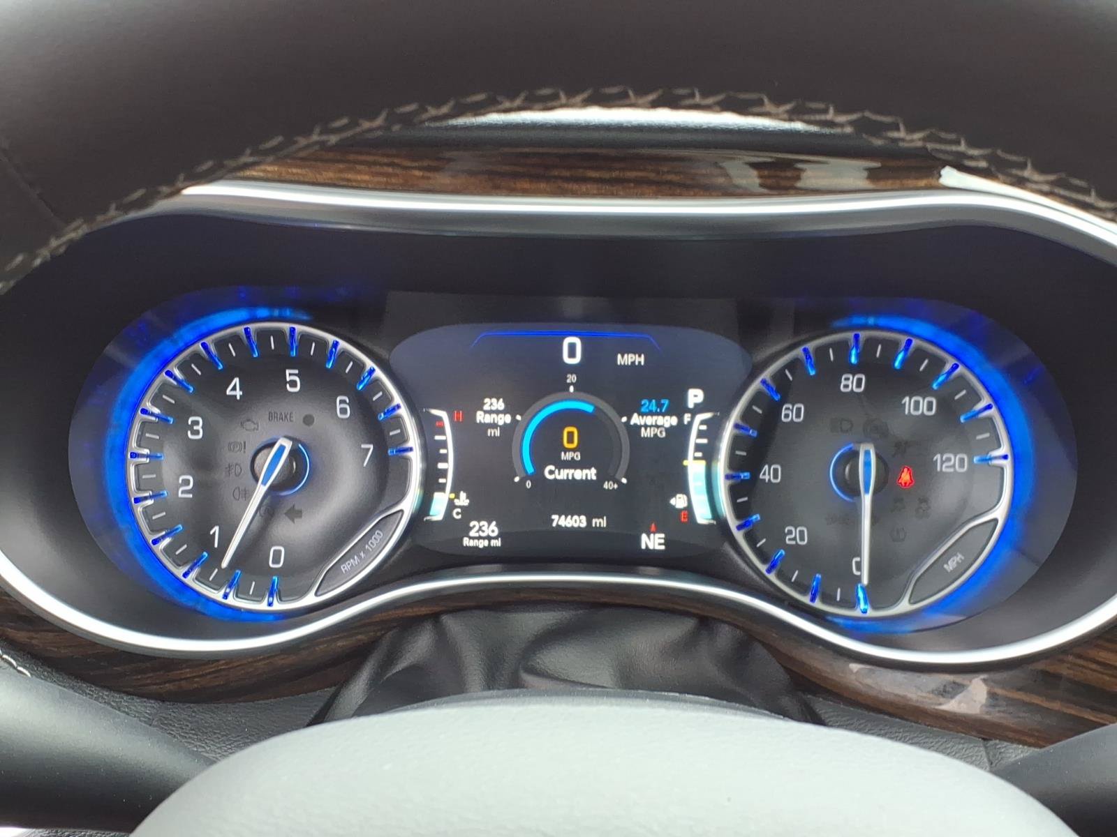 Used 2023 Chrysler Pacifica Limited FWD image 16