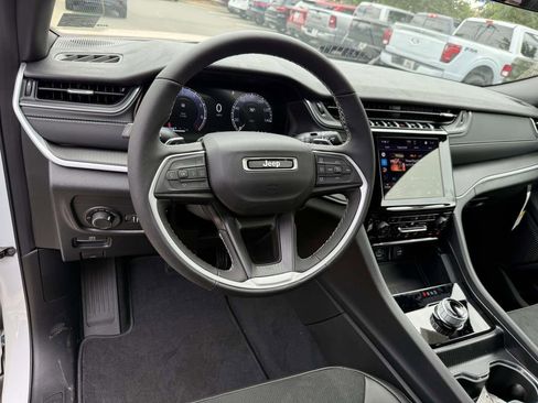 New 2025 Jeep Grand Cherokee Altitude AWD/4WD image 3