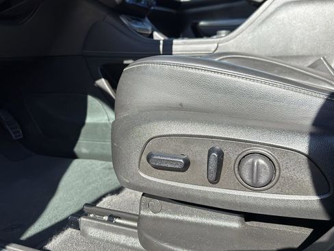 Used 2023 GMC Acadia SLT image 11