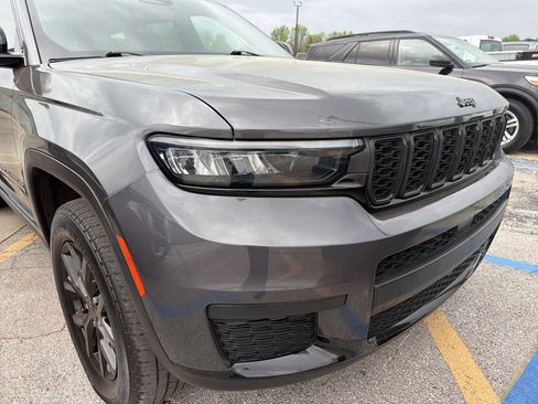 Used 2024 Jeep Grand Cherokee L Laredo image 3