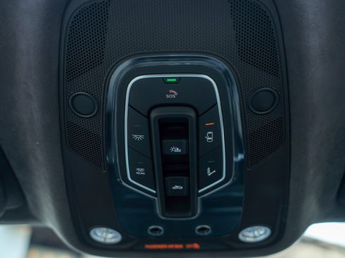 Certified 2025 Bentley Bentayga image 32